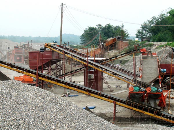 石灰石對輥破碎機客戶生產現場