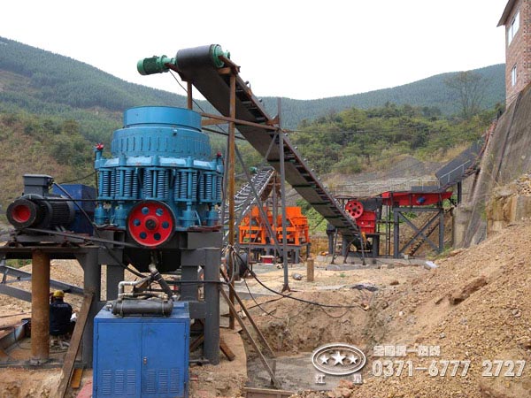 復合圓錐破碎機作業(yè)現(xiàn)場