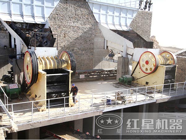 顎式破碎機生產現(xiàn)場