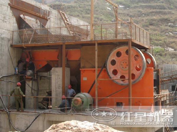 顎式破碎機生產現場