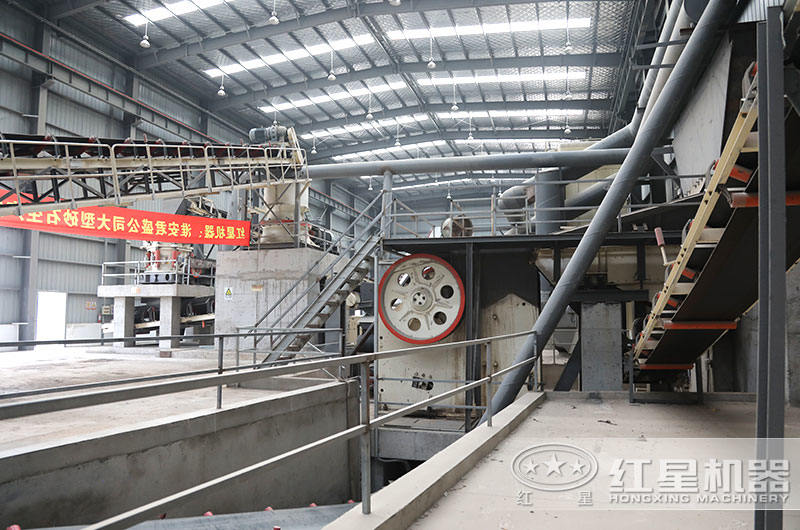 顎式破碎機(jī)現(xiàn)場