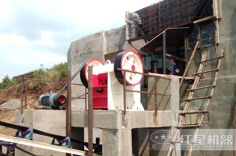 46顎式破碎機工作現場實拍圖