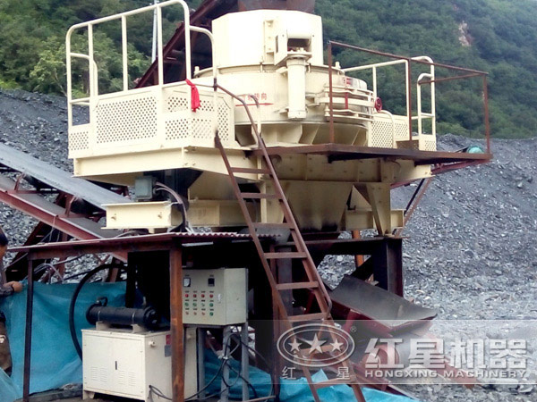 工作中的沖擊式制砂機