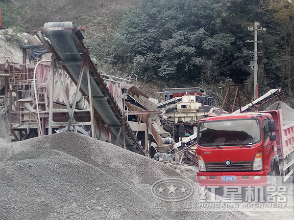 制砂機生產砂石骨料現場