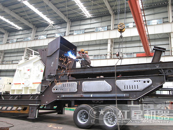 紅星小型流動(dòng)砸石機(jī)生產(chǎn)車(chē)間