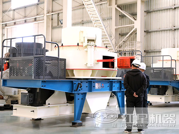 用戶來(lái)廠參觀試機(jī)山石制砂機(jī)