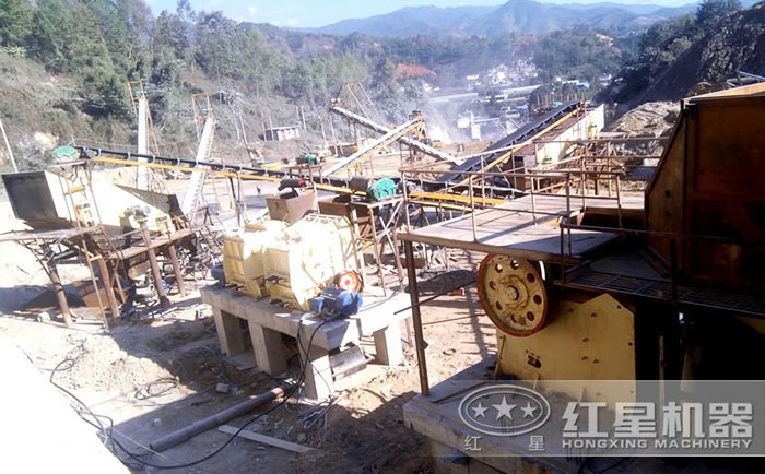 顎式粉碎機(jī)生產(chǎn)現(xiàn)場(chǎng)