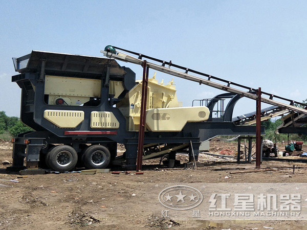 移動(dòng)反擊式破碎站作業(yè)現(xiàn)場(chǎng)