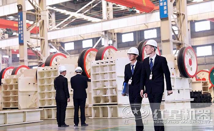 技術人員柴油機石頭破碎機質量檢測