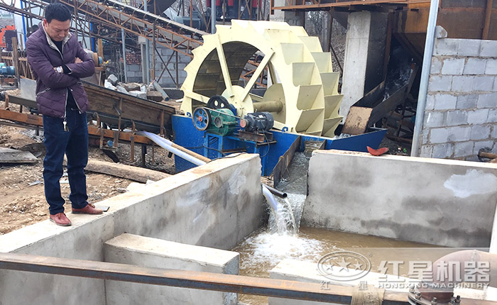 輪斗式撈沙機現場作業圖