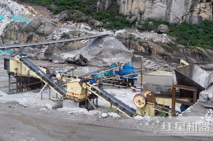 鵝卵石制沙作業(yè)現(xiàn)場