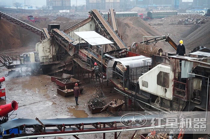 小型混凝土塊移動破碎機作業現場