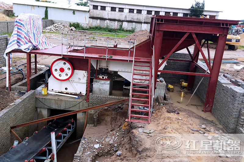 剛搭建成功的碎石生產線現場