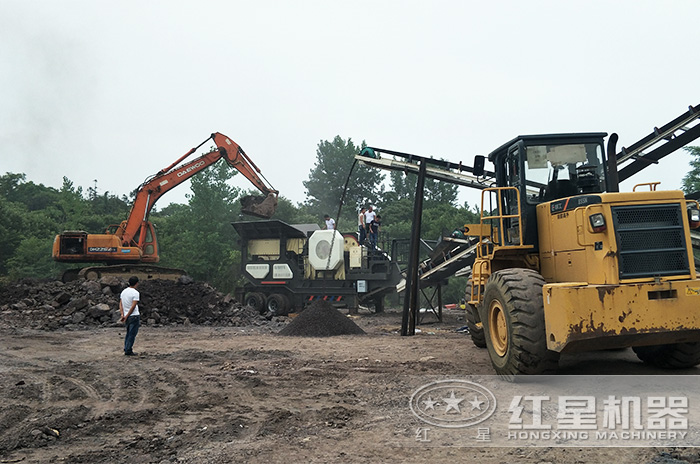 新型煤矸石粉碎機加工現場