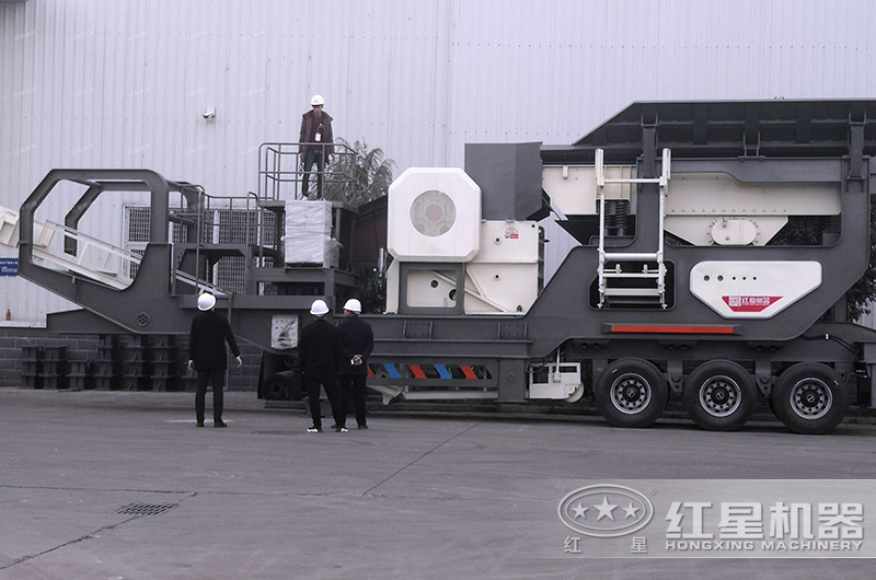 絡繹不絕的客戶到紅星廠區考察移動鄂破