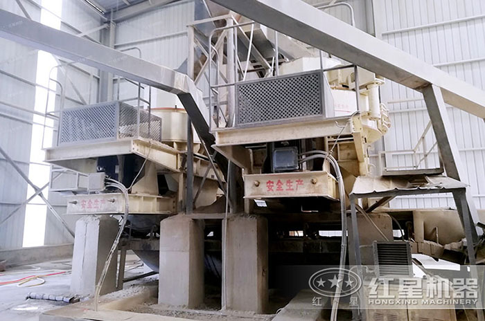 紅星卵石制沙機室內作業現場