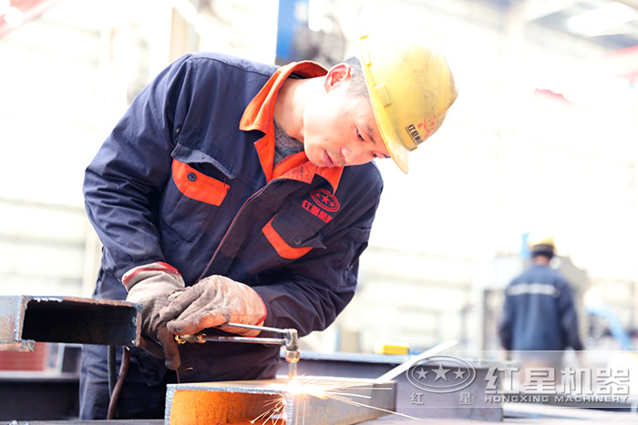 pe250*750顎式破碎機(jī)工人操作現(xiàn)場(chǎng)