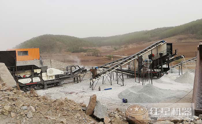 二合一移動(dòng)破石機(jī)作業(yè)現(xiàn)場(chǎng)