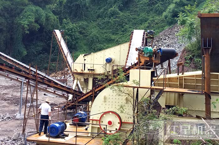 紅星PCZ型重錘式破碎機(jī)環(huán)保作業(yè)現(xiàn)場(chǎng)