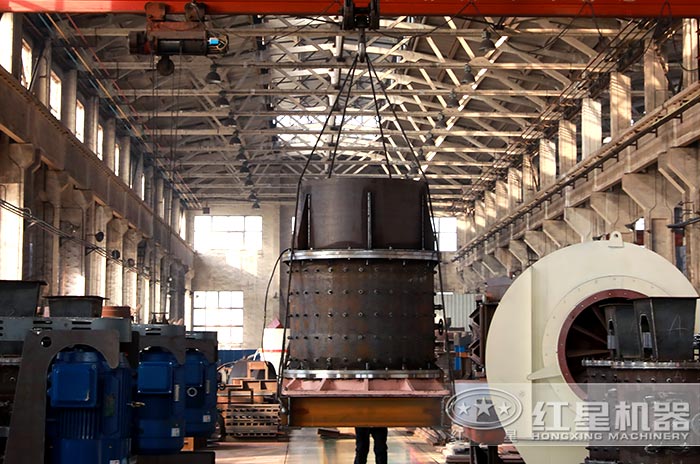 采用高錳鋼材質制作的立式復合破碎機