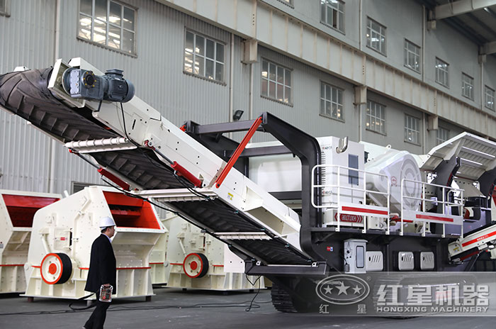 技術人員操控移動石子破碎機
