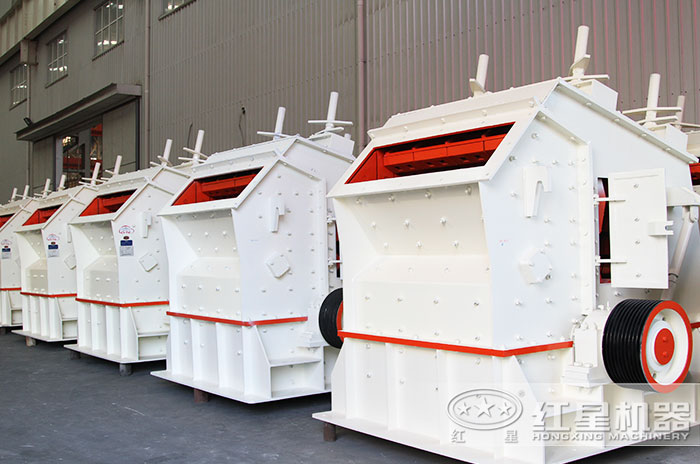 反擊式破碎機生產車間