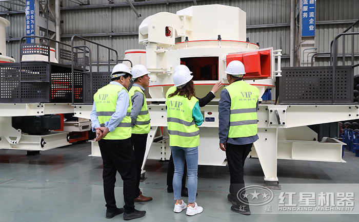 源源不斷的客戶到紅星機器廠區參觀考察設備
