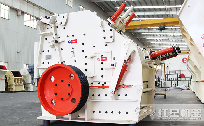 新型反擊式破碎機生產車間