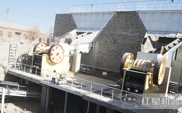 可以“打頭陣”的顎式破碎機(jī)設(shè)備加工現(xiàn)場