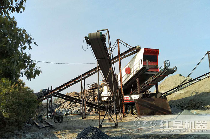 河南紅星陜西客戶移動式河卵石制砂機(jī)作業(yè)現(xiàn)場