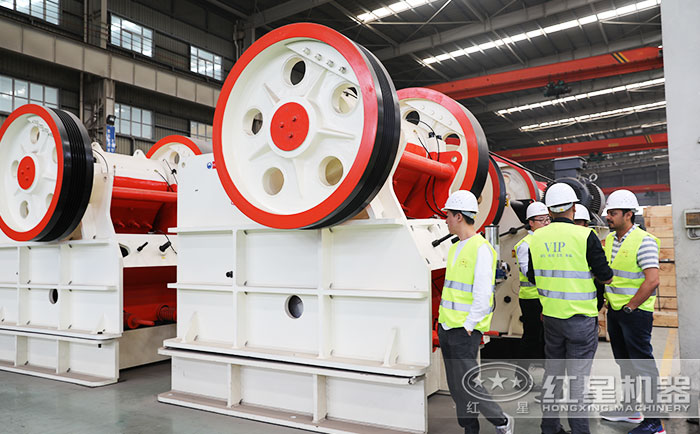 客戶到紅星機器現場參觀德版顎式破碎機