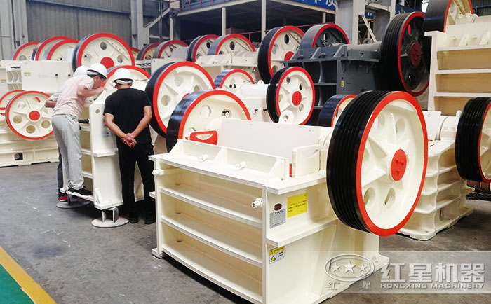 客戶到廠參觀鄂式碎石機設備