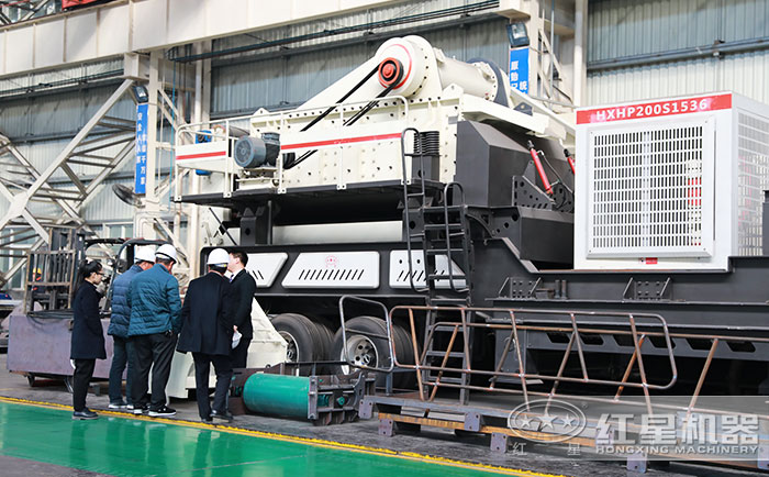 客戶到紅星機器廠區(qū)參觀考察設備