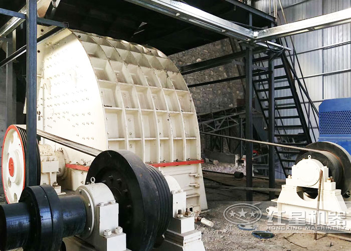 大型錘式碎石機加工現場