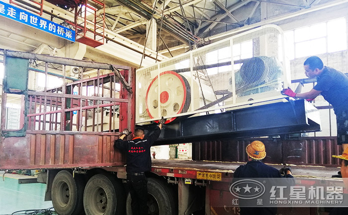 紅星機器大型液壓對輥機發貨現場