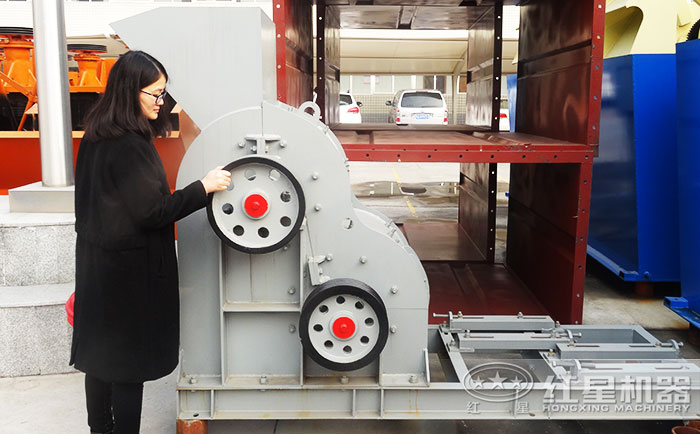 客戶到紅星機(jī)器廠家參觀考察雙級破碎機(jī) 