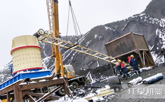 復(fù)合式粉碎機(jī)加工矸石現(xiàn)場