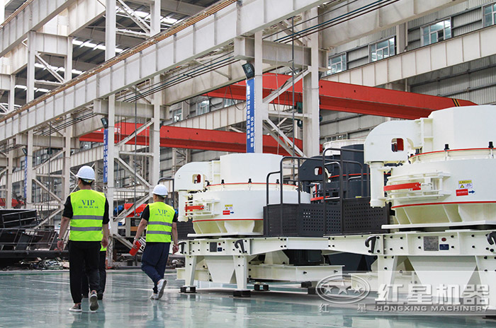 客戶到紅星機(jī)器廠區(qū)參觀考察設(shè)備-制沙設(shè)備車(chē)間