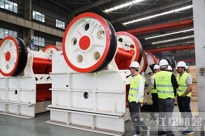 客戶到紅星機器廠區實地考察巖石破碎機