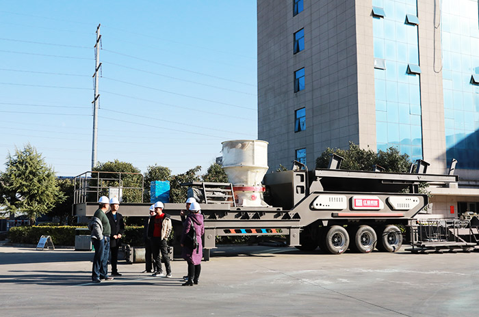 客戶到紅星機器廠區參觀考察設備