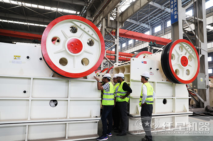 客戶來紅星機器參觀考察顎破設備