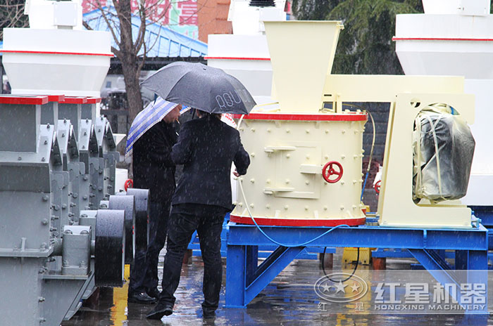 客戶到場(chǎng)參觀復(fù)合式石子破碎機(jī)