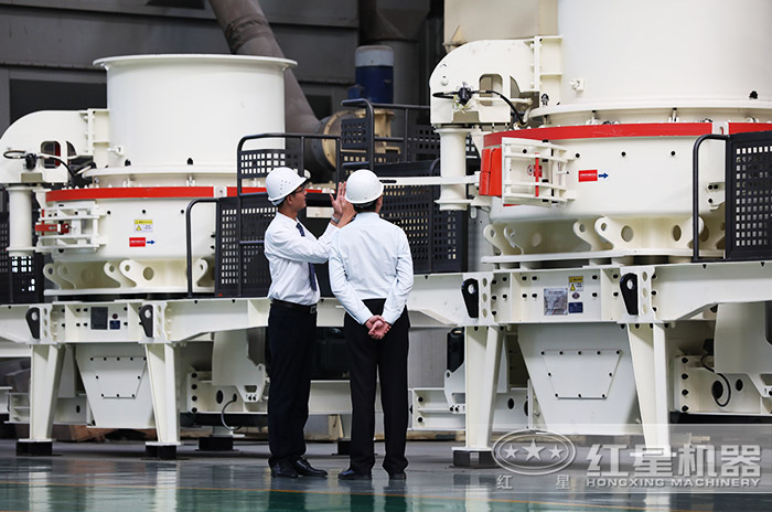 客戶到紅星機器廠區參觀考察制砂機