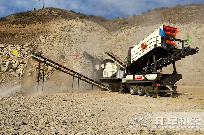 移動錘式破碎篩沙一體機設備作業現場