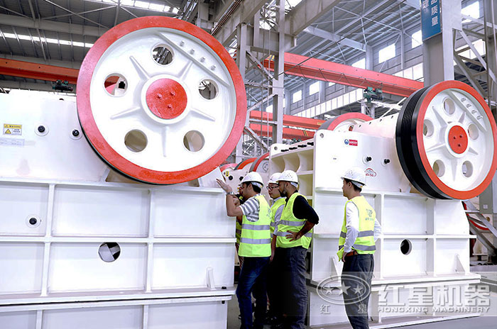 客戶到廠參觀顎式粉碎機(jī)