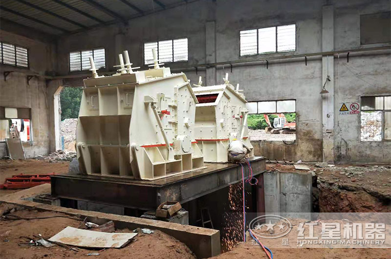 小型反擊式破碎機安裝現場