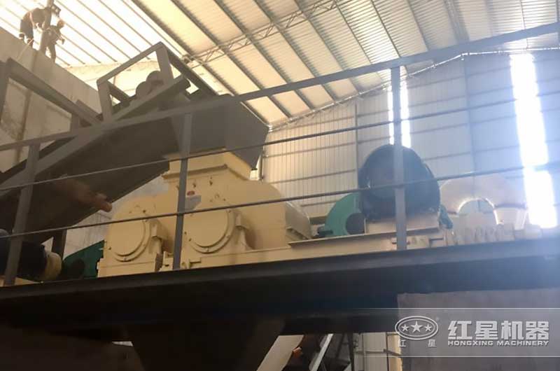 對輥破碎機生產現場