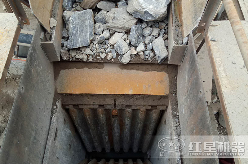 大型液壓巖石破碎機設備進料口
