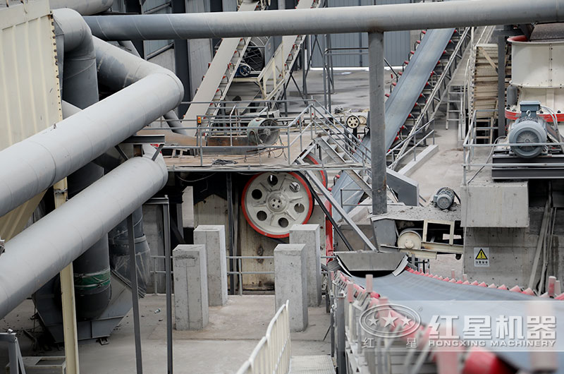 顎式破碎機破碎現(xiàn)場圖