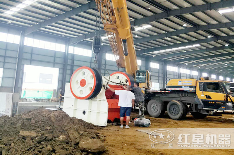 大型顎式碎石機安裝現場